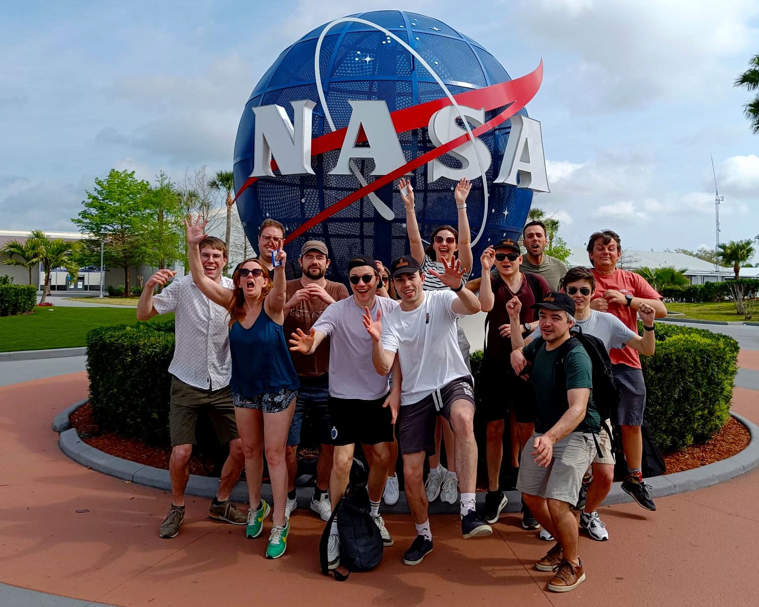 De nieuwe medewerkers van Sirus poseren voor het NASA standbeeld op het Kennedy Space Visitor Complex in Florida