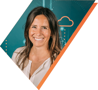 Zuzanna, recruiter of Sirus, smiling in front of a technology-themed background with cloud icons.